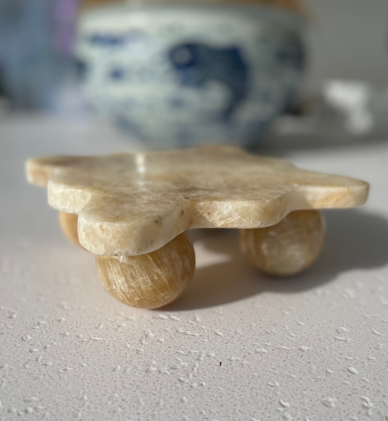 Onyx Scalloped Raised Tray with rounded foot