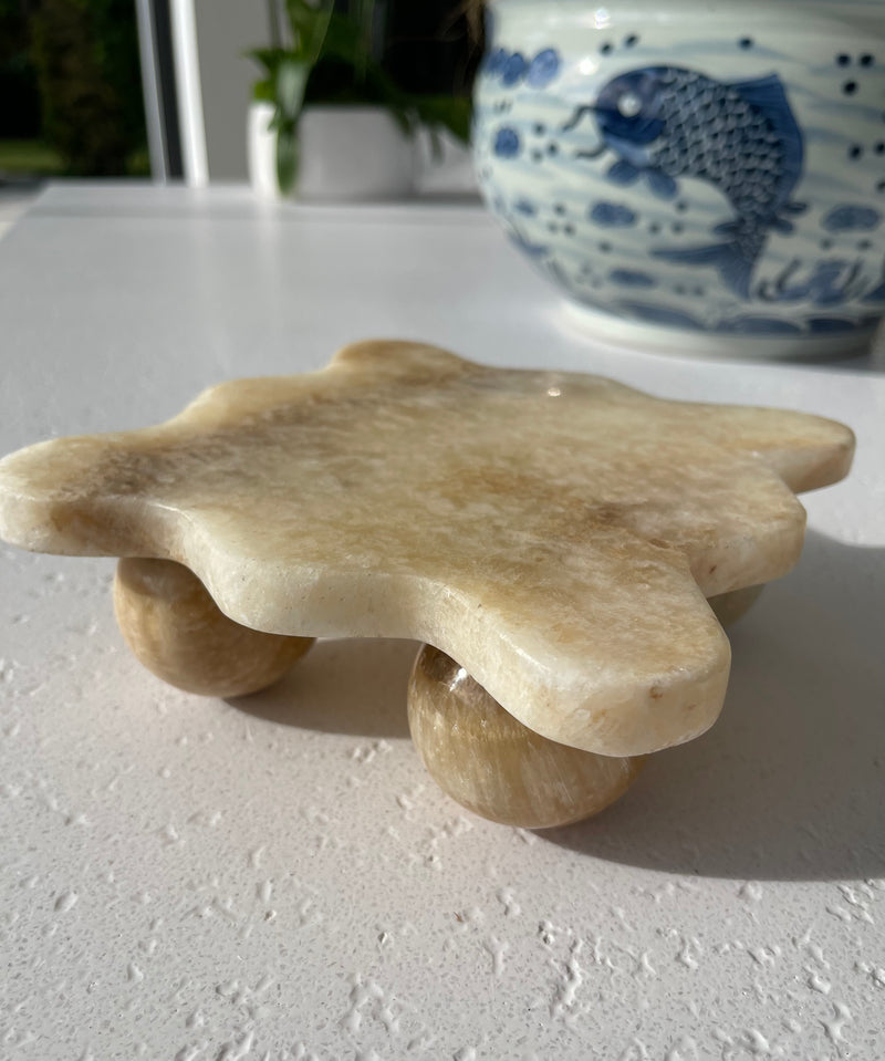 Onyx Scalloped Raised Tray with rounded foot