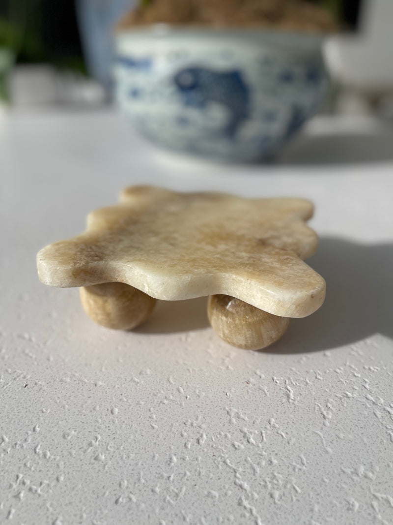Onyx Scalloped Raised Tray with rounded foot