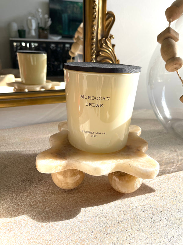 Onyx Scalloped Raised Tray with rounded foot